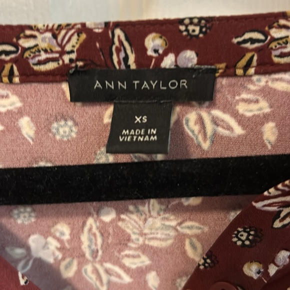 Ann Taylor beautiful blouse with cute balloon sleeves. Size XS. EUC. - Picture 4 of 6